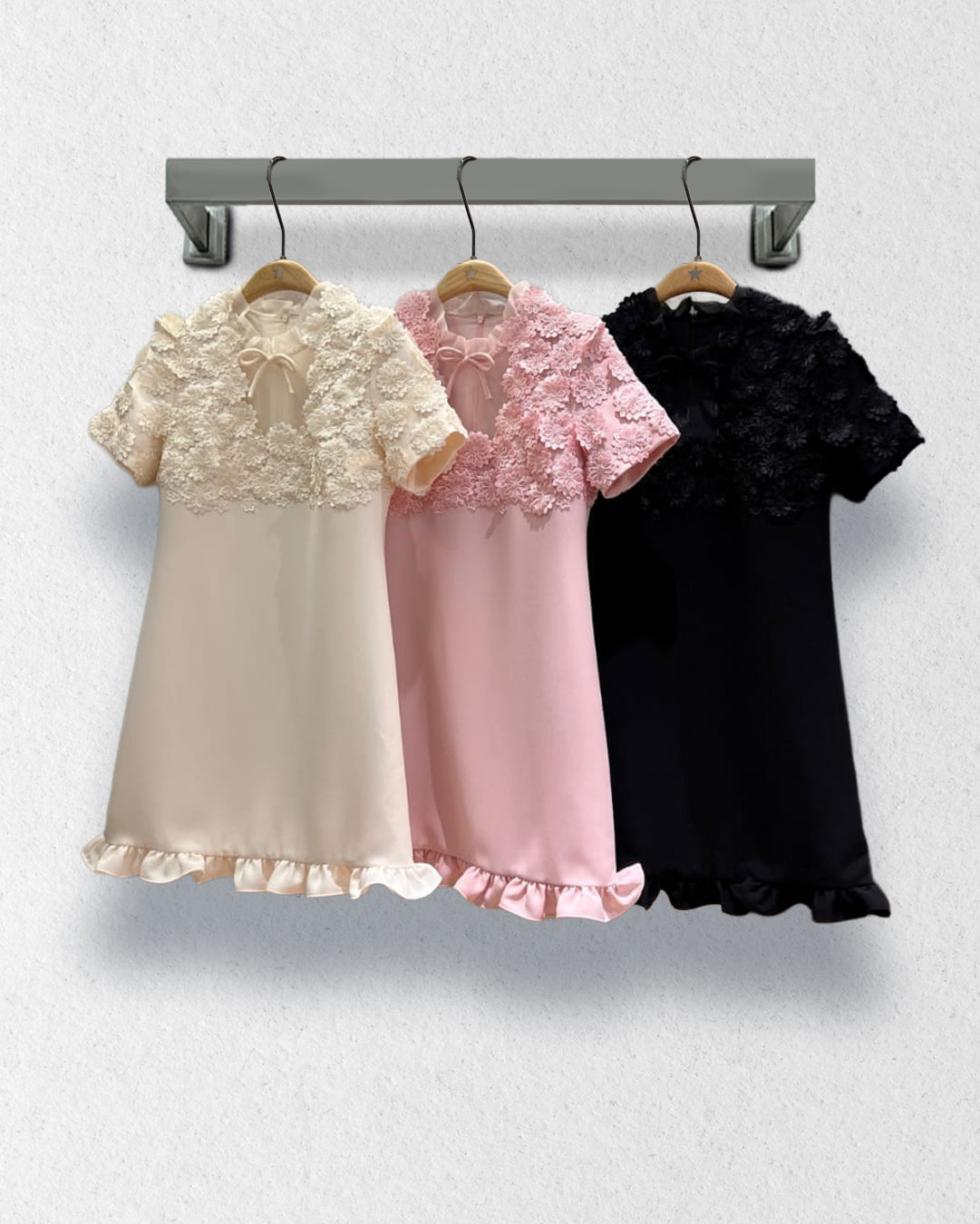 Short dress with flower details