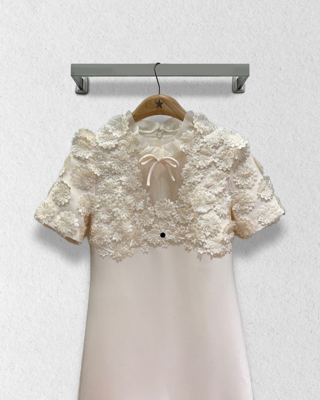 Short dress with flower details