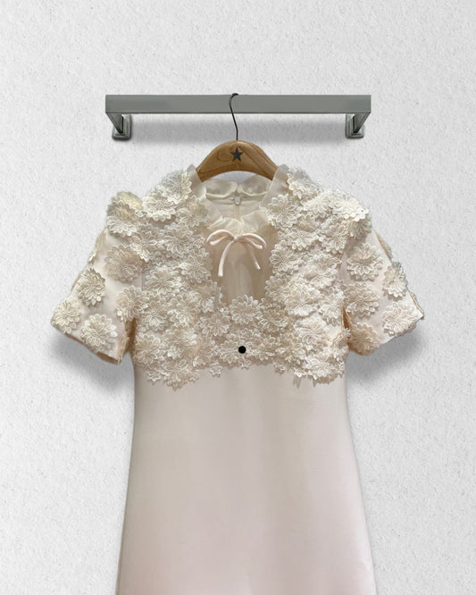 Short dress with flower details